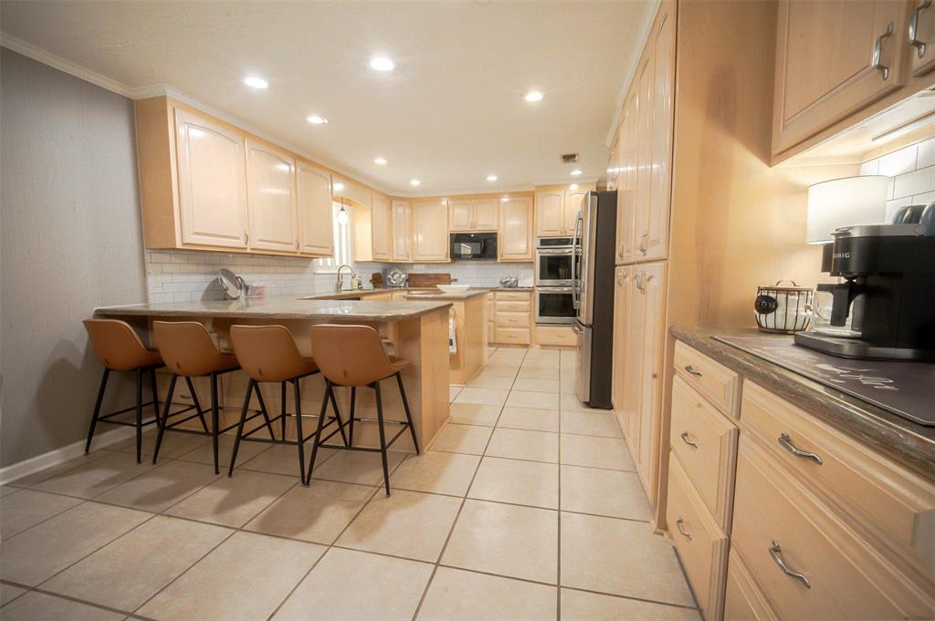 1637 Airport Loop Property Photo 5