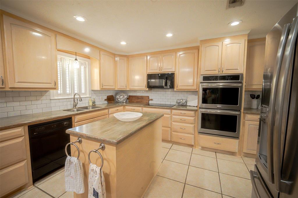 1637 Airport Loop Property Photo 6