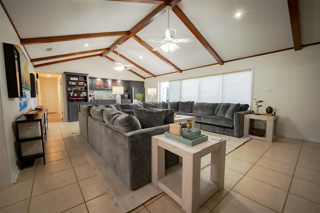 1637 Airport Loop Property Photo 7