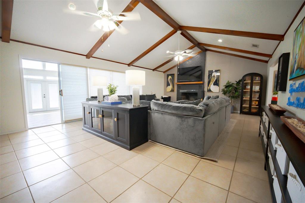 1637 Airport Loop Property Photo 8