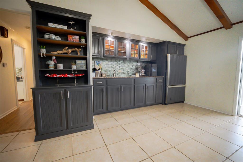 1637 Airport Loop Property Photo 9