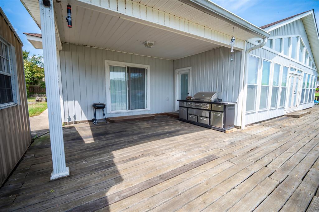 1637 Airport Loop Property Photo 15