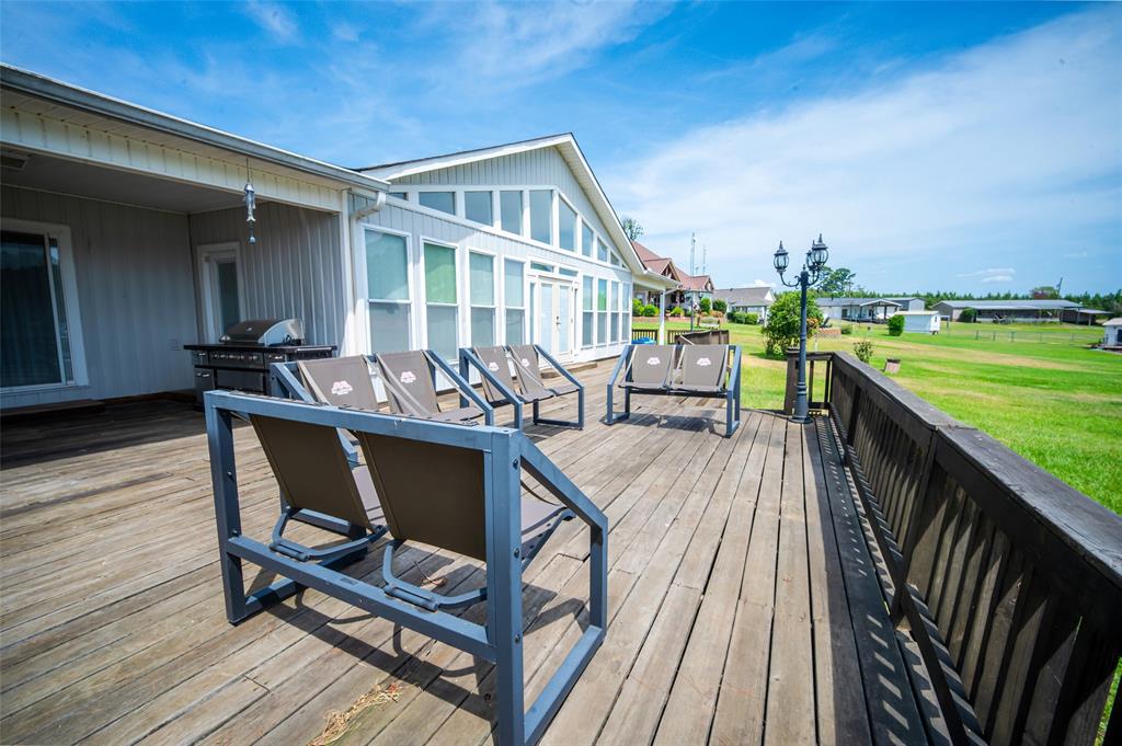 1637 Airport Loop Property Photo 16