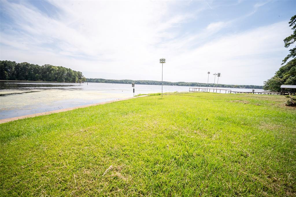1637 Airport Loop Property Photo 19