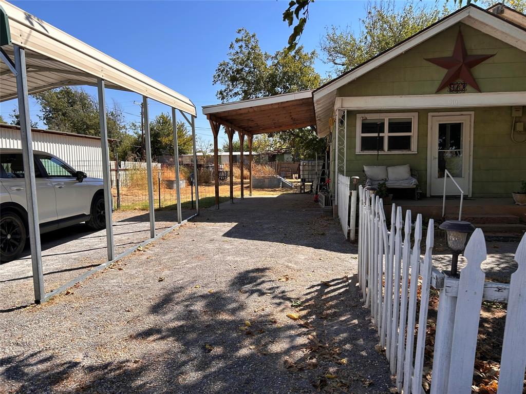 910 Plainview Road Property Photo 4