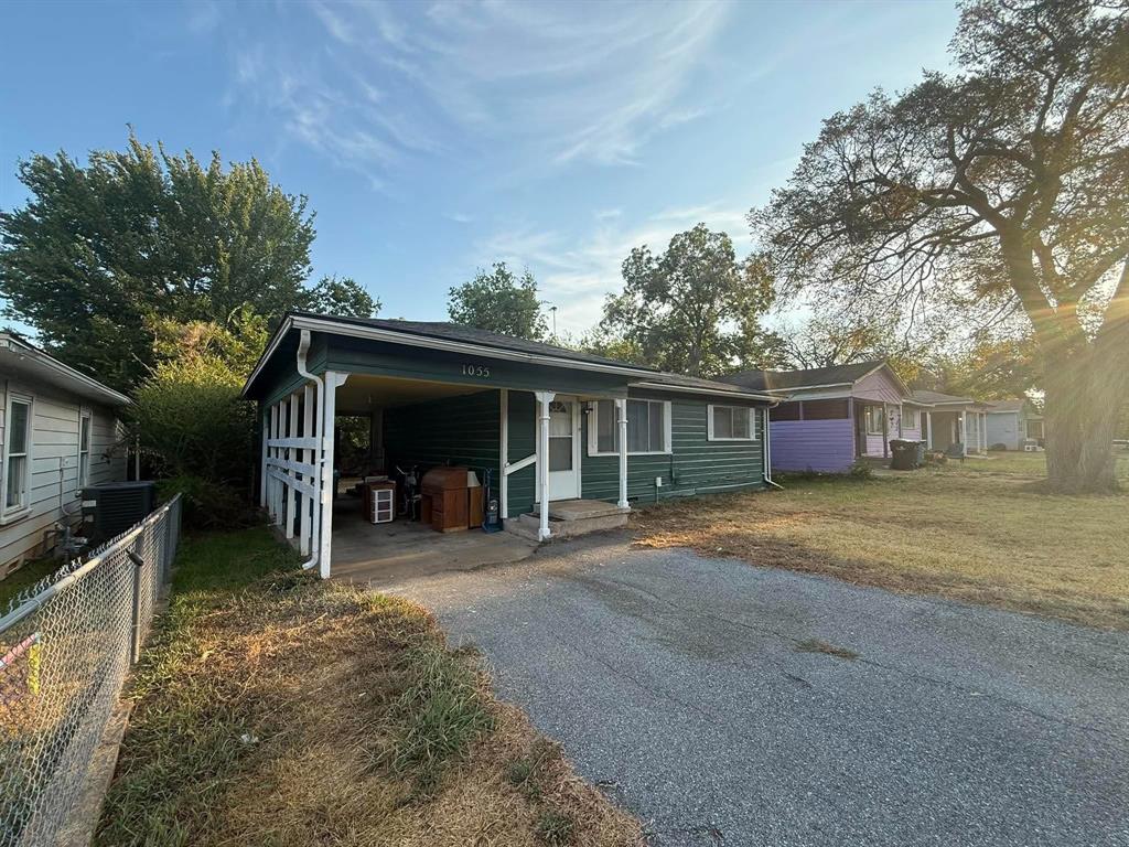 1055 W Star Street Property Photo 2