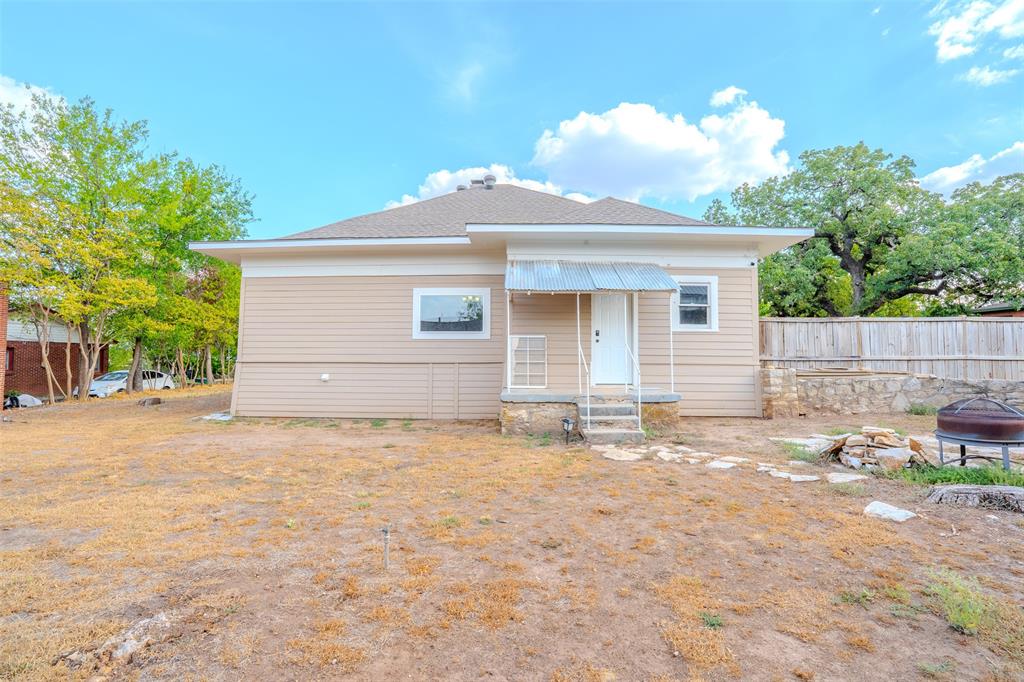 703 W College Street Property Photo 21