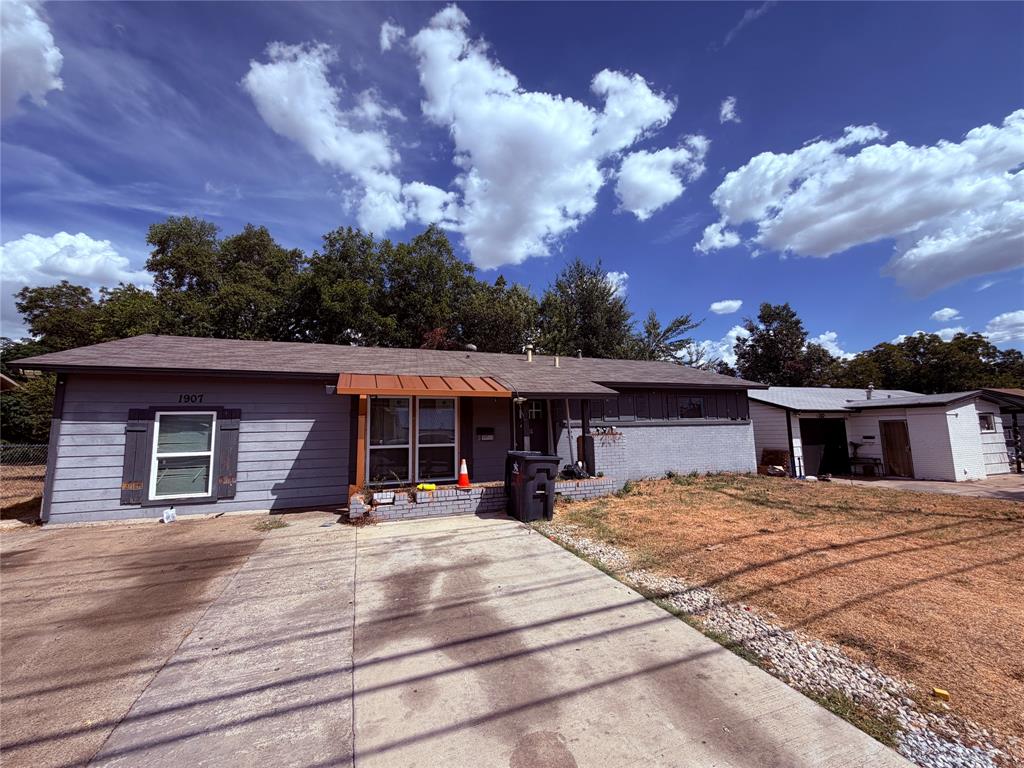 1907 S Cooper Street Property Photo 1