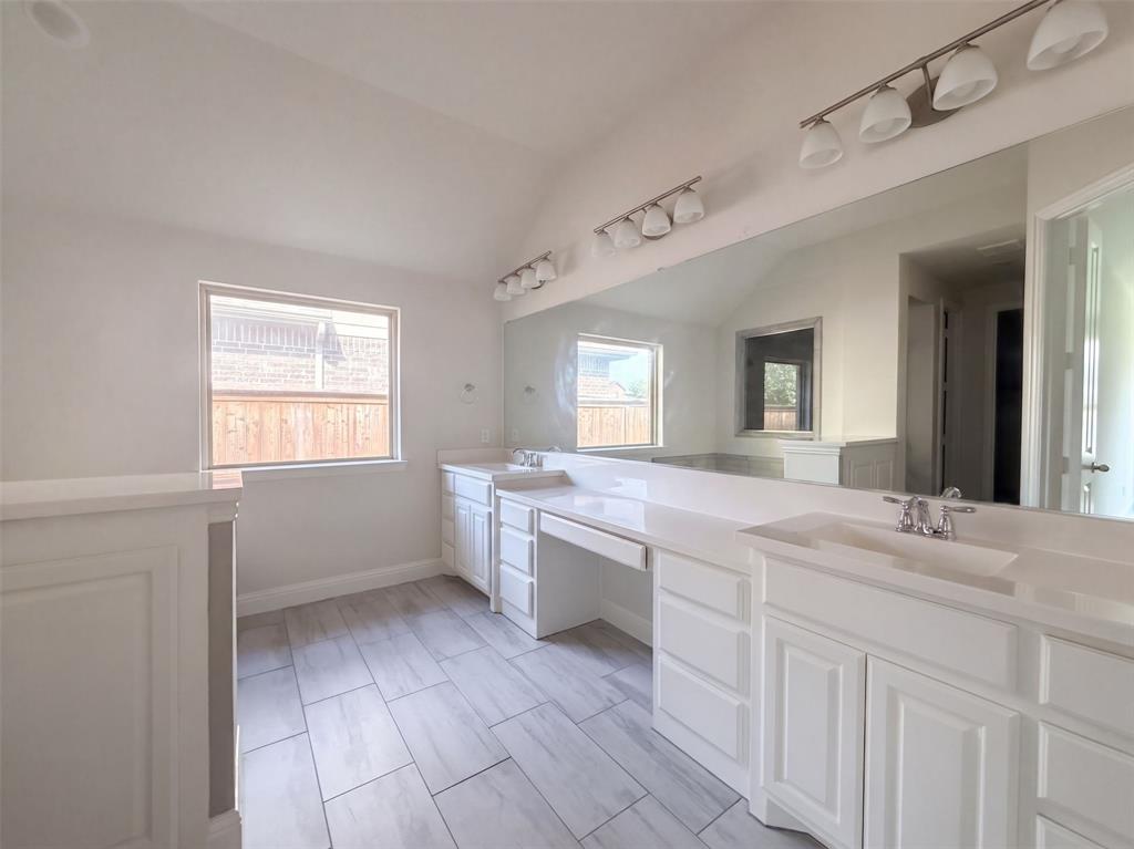 16204 Cullen Park Way Property Photo 9
