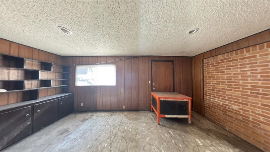 310 Combs Street Property Photo 23