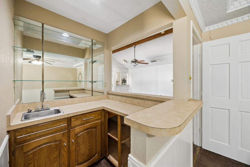 900 Rosewood Court Property Photo 10