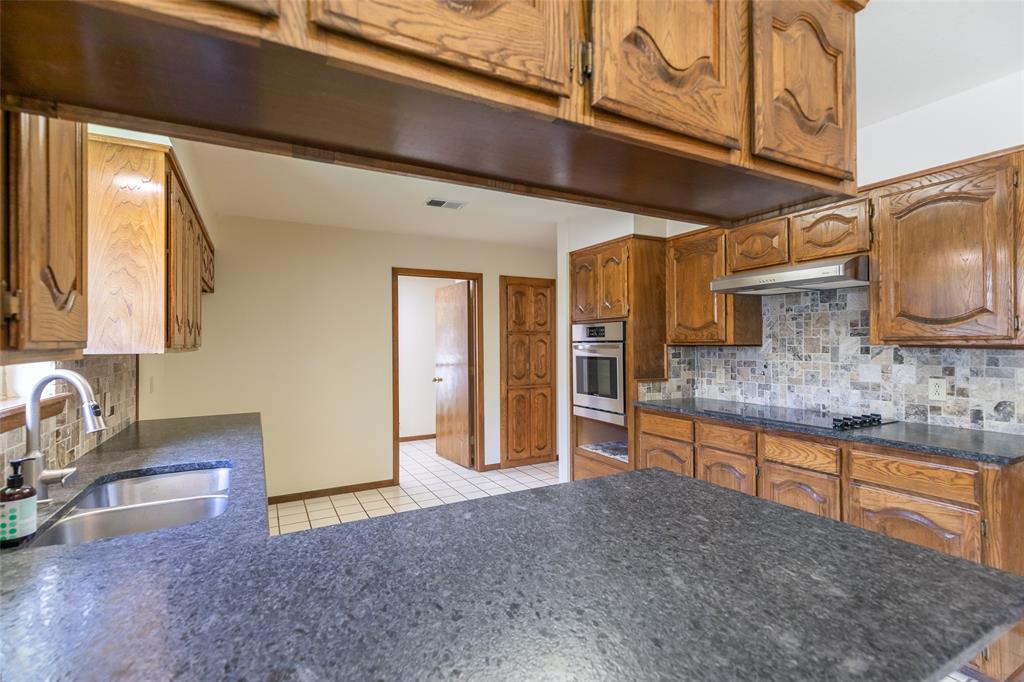 2526 Woodlake Drive Property Photo 17