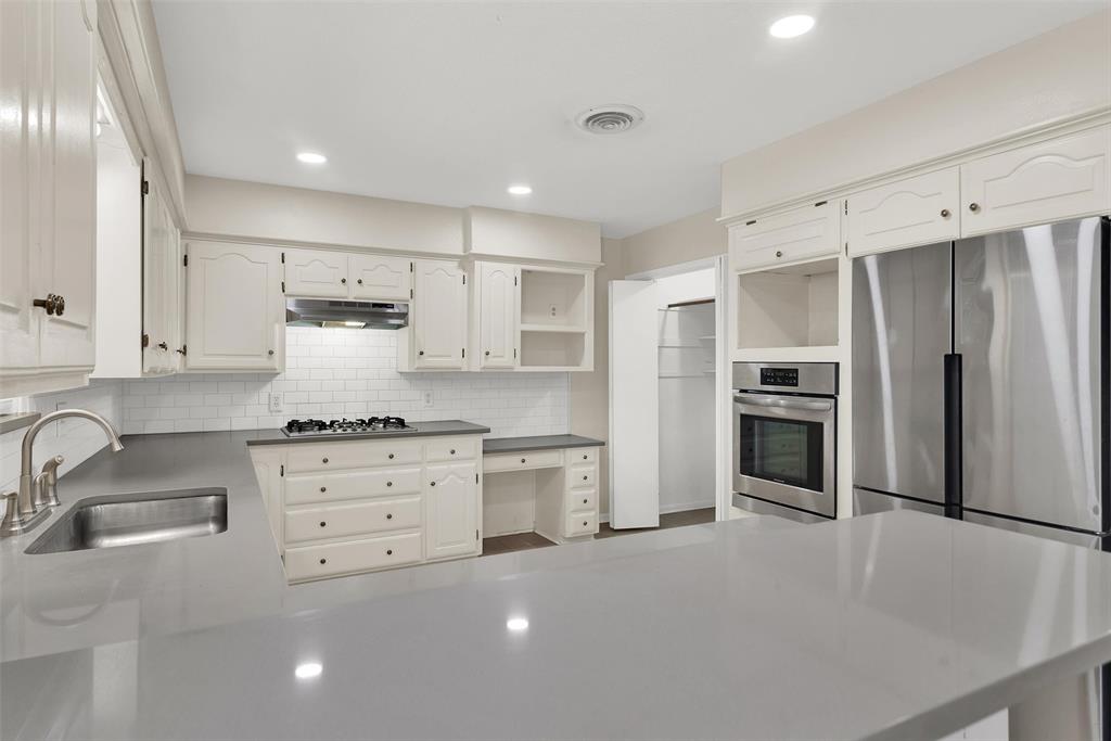 2500 W Elm Street Property Photo 8