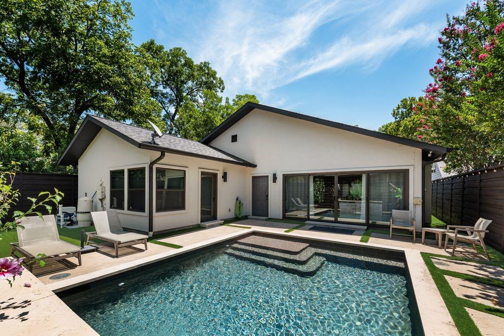 8715 Forest Hills Boulevard Property Photo 2