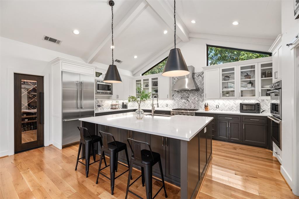 8715 Forest Hills Boulevard Property Photo 3