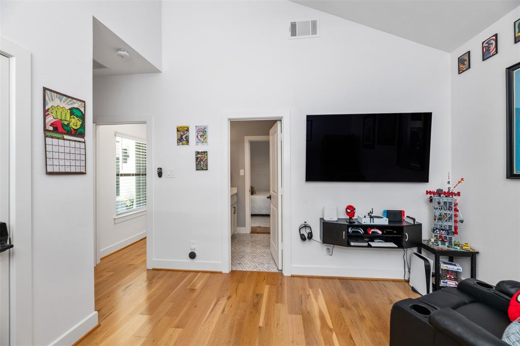 8715 Forest Hills Boulevard Property Photo 25