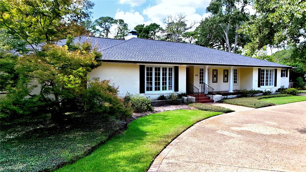 702 Mulberry Drive Property Photo 3