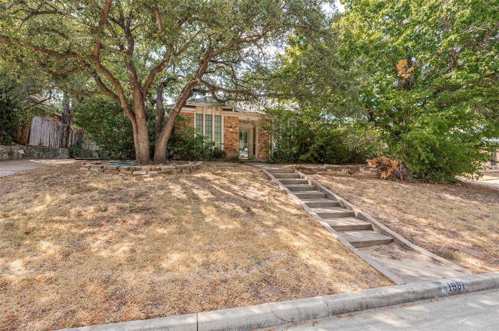 1901 Wedgewood Drive Property Photo 2