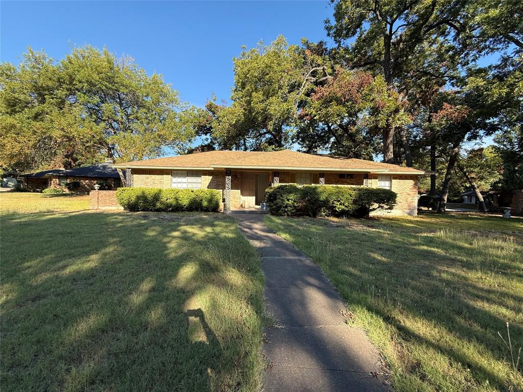 301 Lakewood Drive Property Photo 1