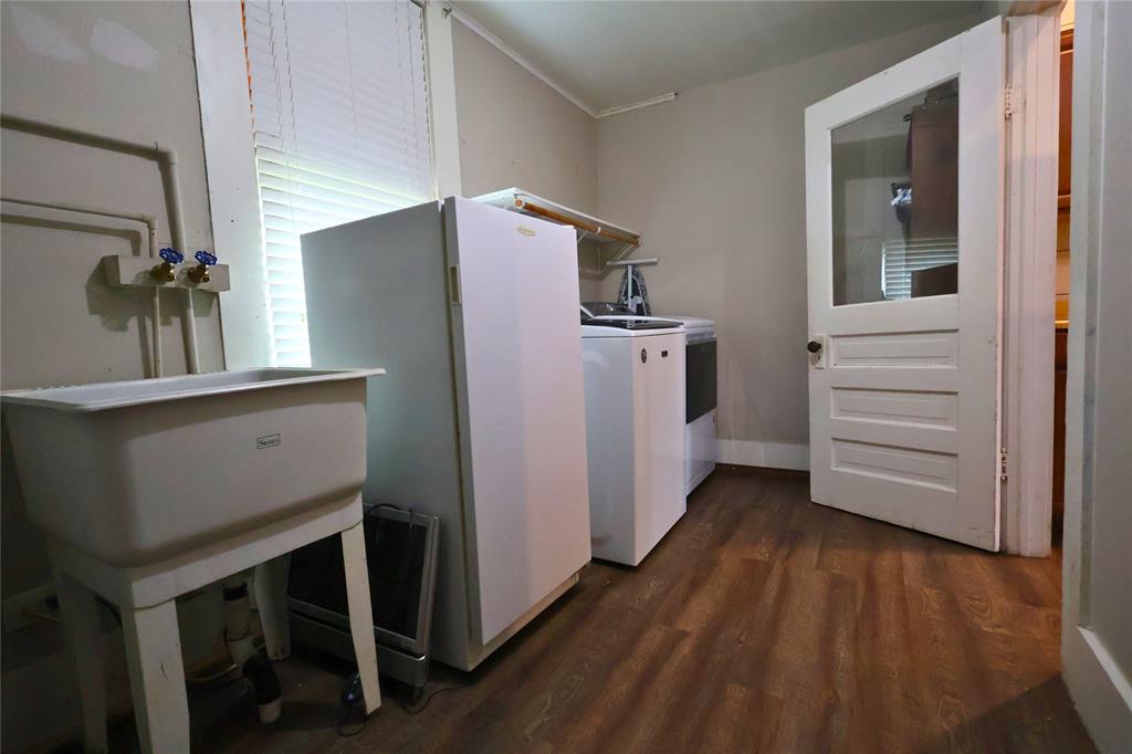 210 Hopkins Property Photo 8