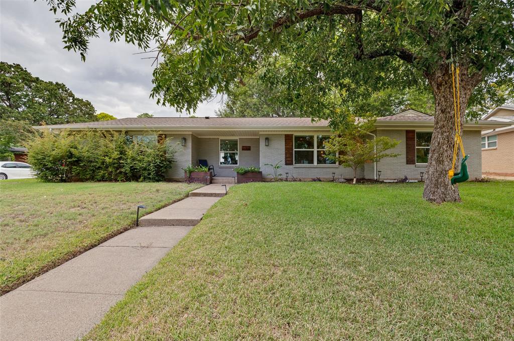 721 Hurstview Drive Property Photo 2