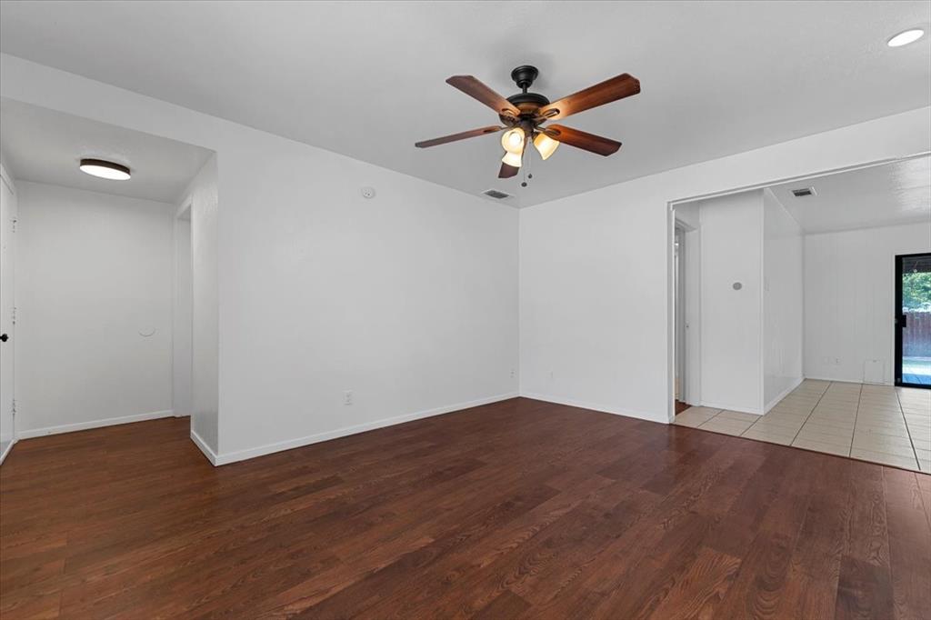 817 Warren Way Property Photo 3