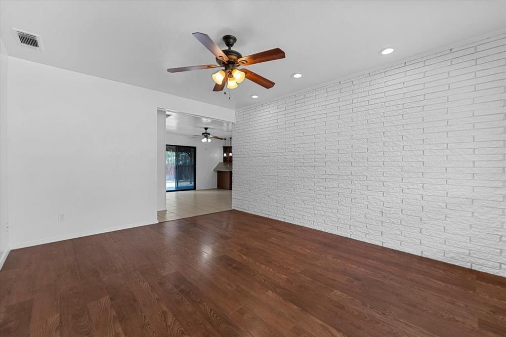 817 Warren Way Property Photo 4