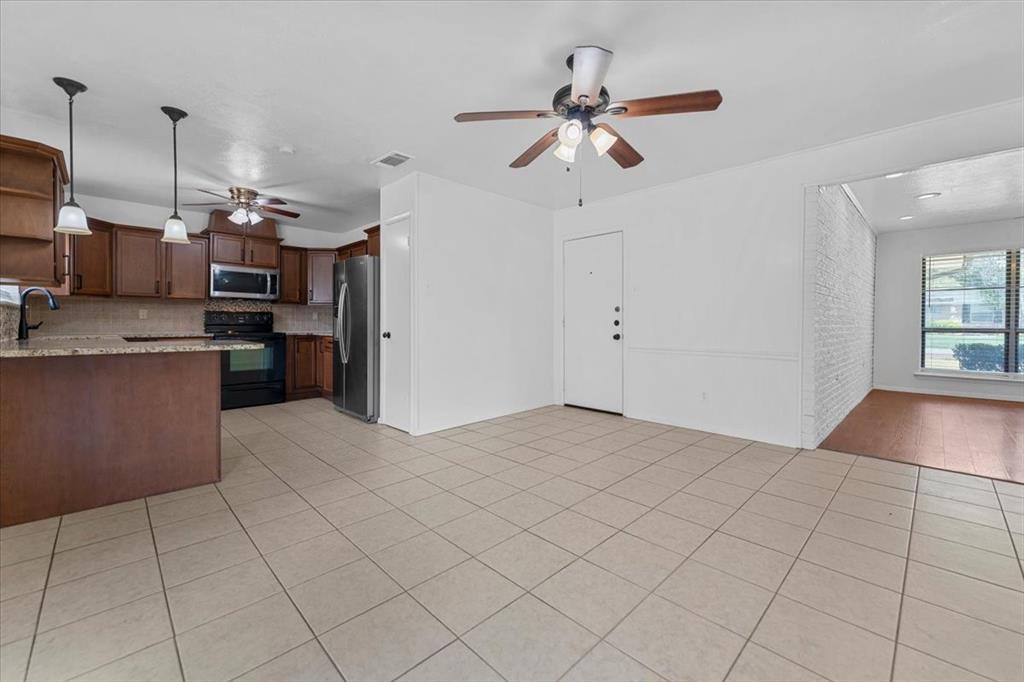 817 Warren Way Property Photo 5