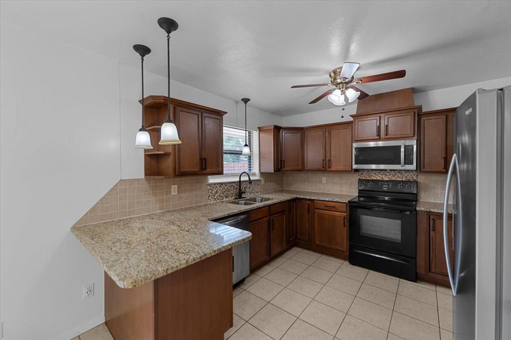 817 Warren Way Property Photo 8