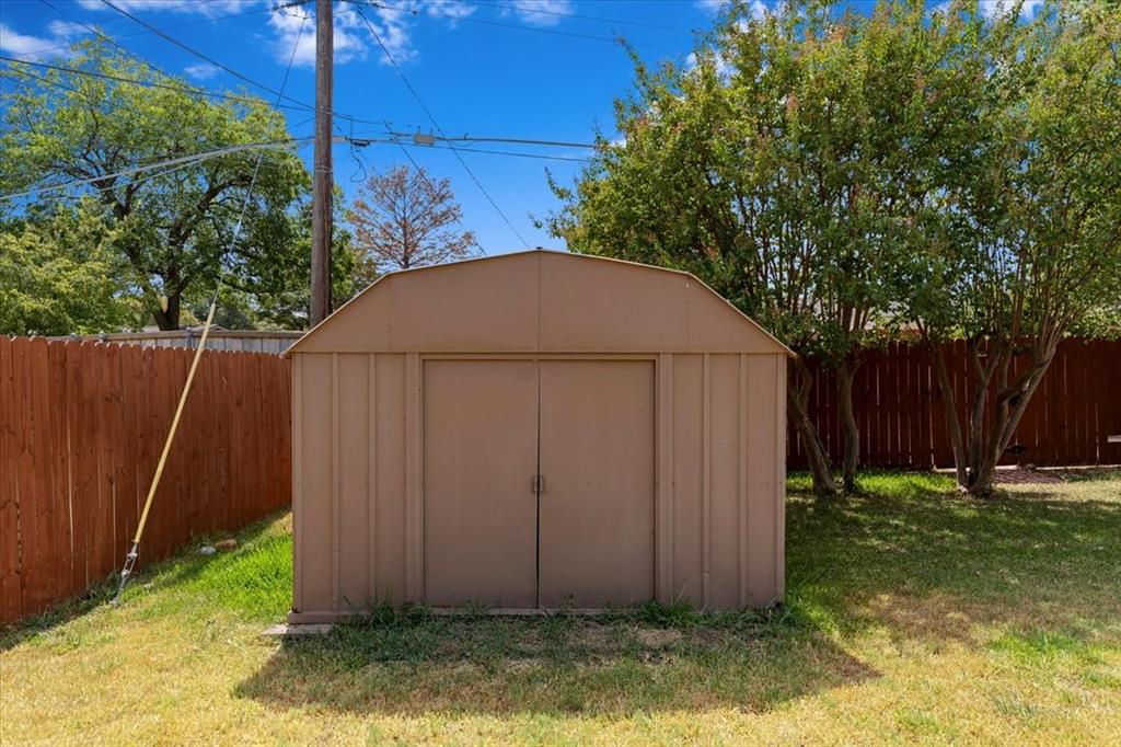 817 Warren Way Property Photo 32