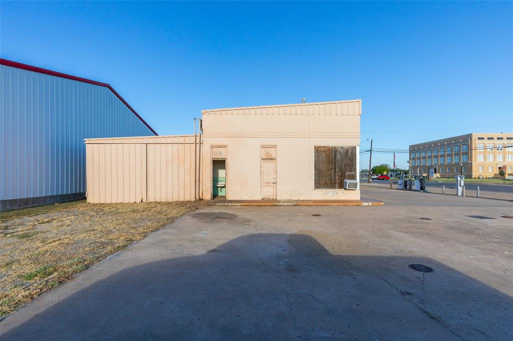 131 E 4th Street Property Photo 7