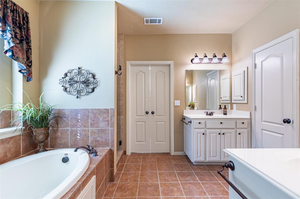 9736 Sam Bass Trail Property Photo 17