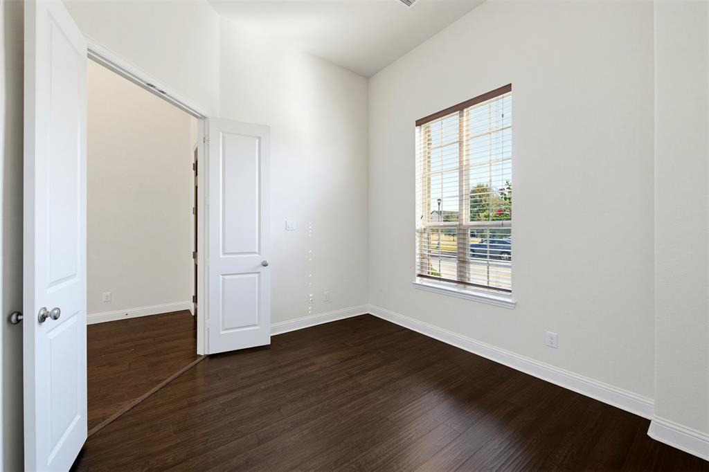 1920 Roundtree Circle Property Photo 6