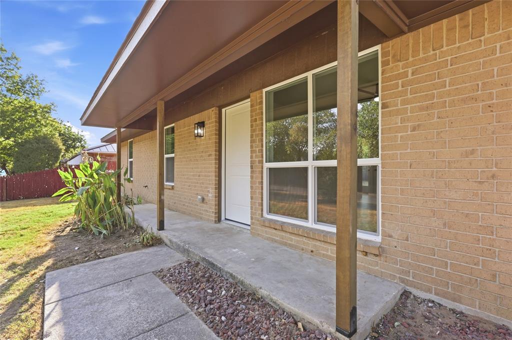 527 W Aubrey Street Property Photo 2