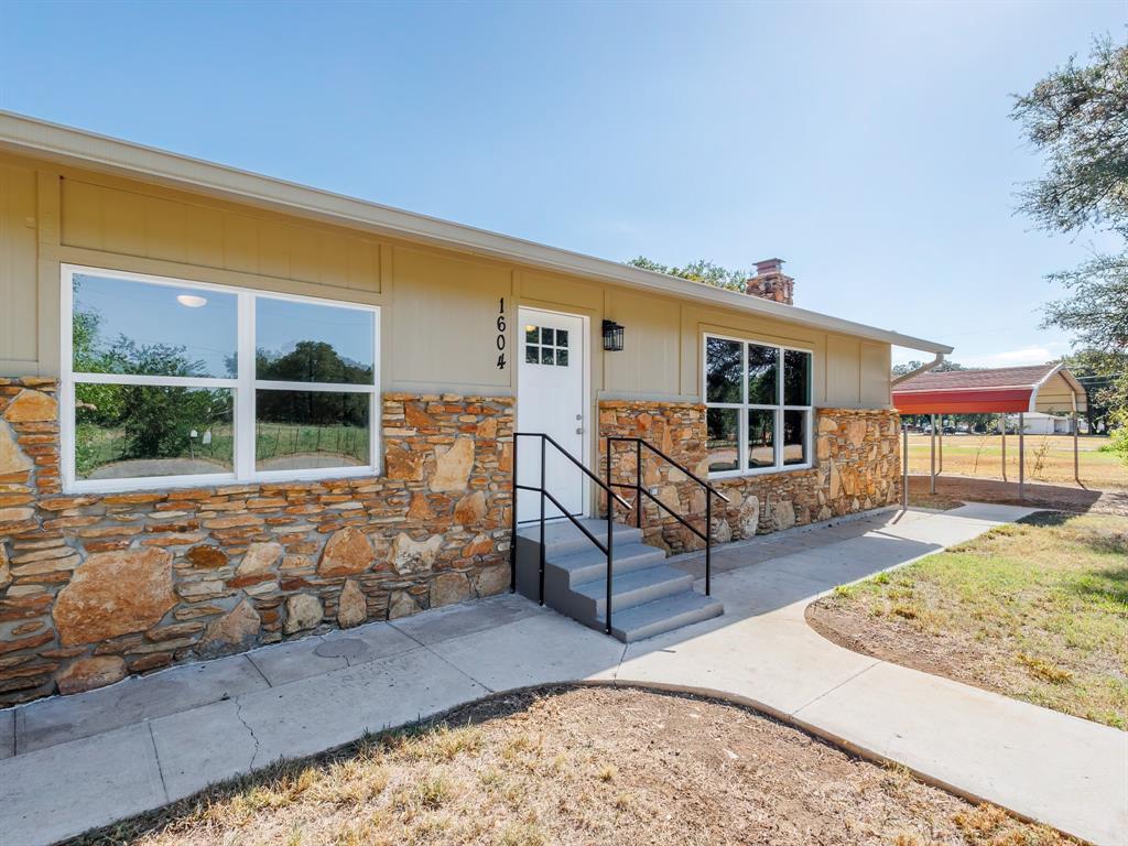 1604 Dublin Street Property Photo 4