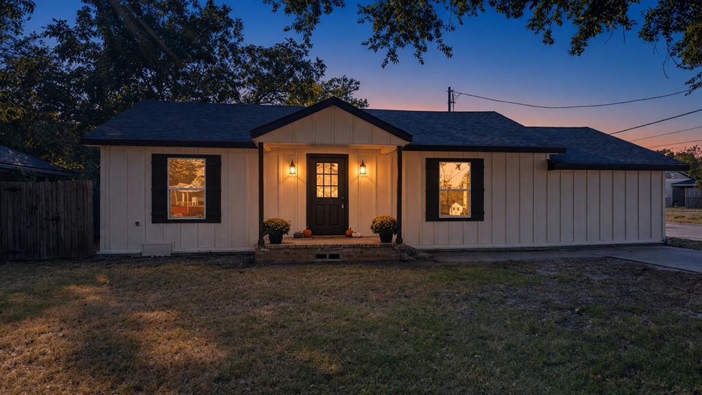 1047 Davis Street Property Photo 1