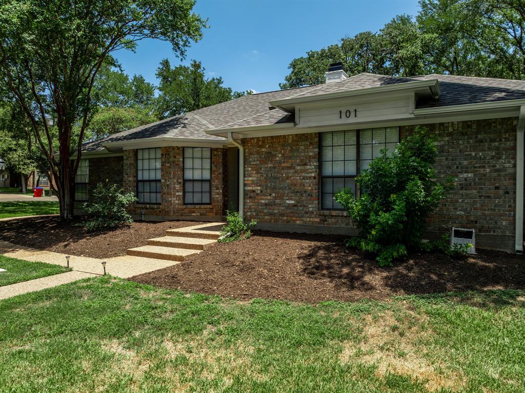 101 Lost Oaks Drive Property Photo 3