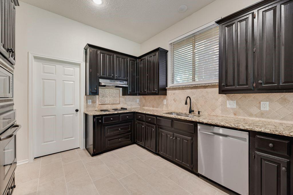 9021 Lakepointe Avenue Property Photo 7