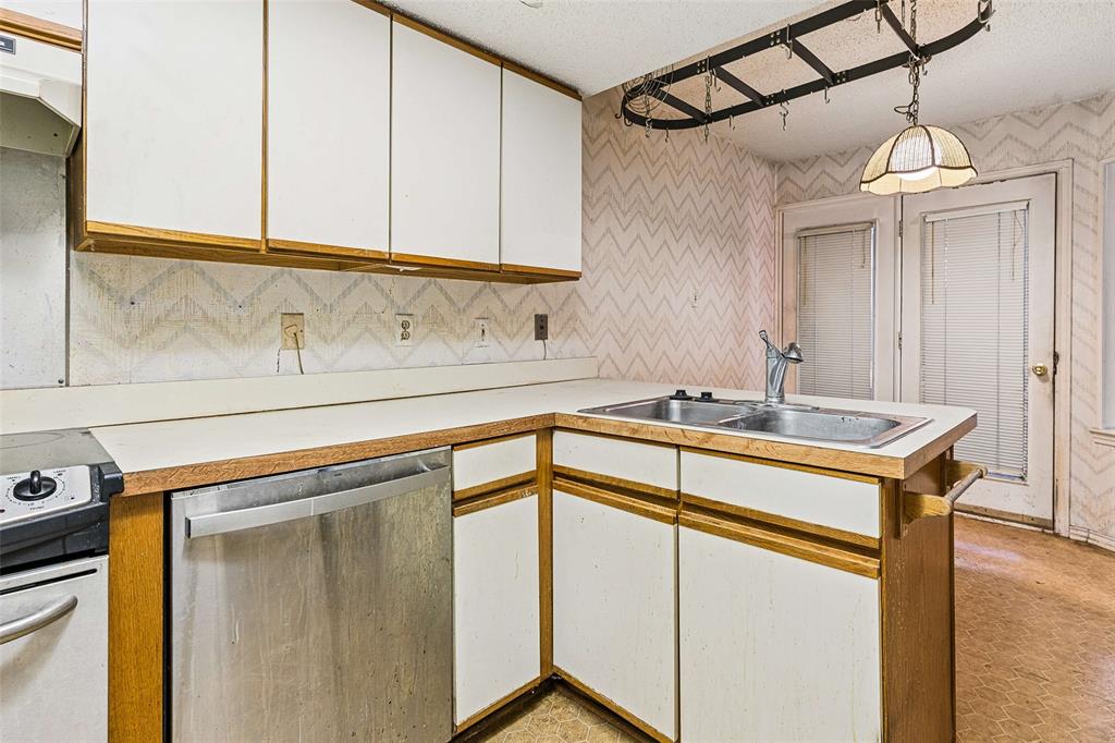 18040 Midway Road 105 Property Photo 11
