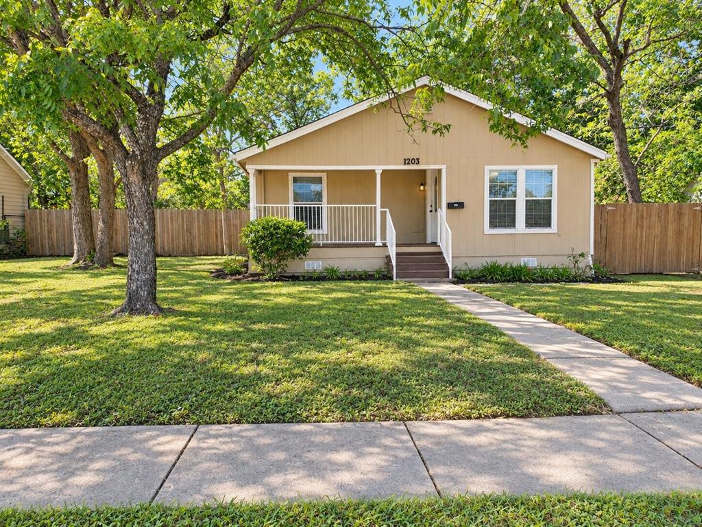 1203 N College Street Property Photo 1