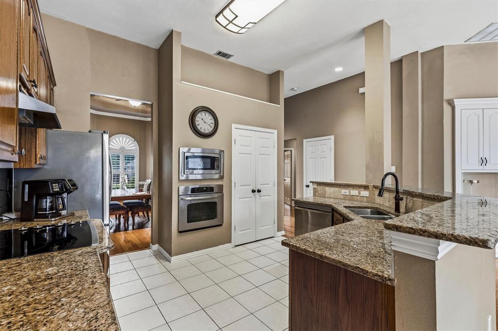 3916 Montrose Drive Property Photo 4