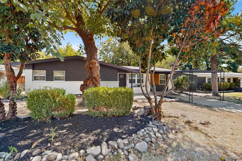 206 W Ridgewood Drive Property Photo 1