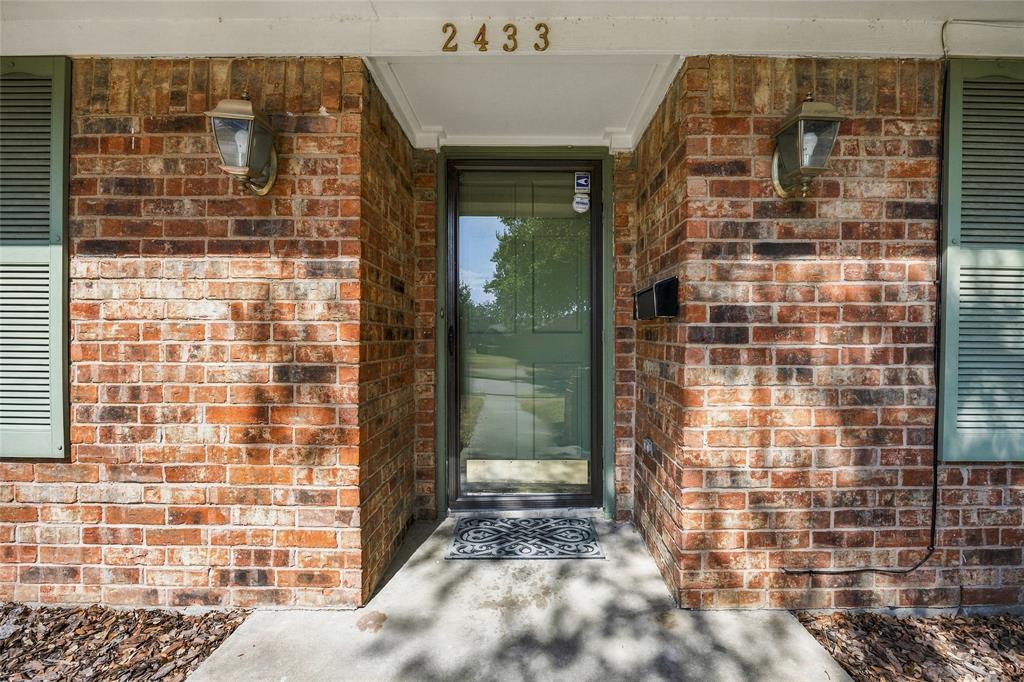 2433 Pinehurst Lane Property Photo 4