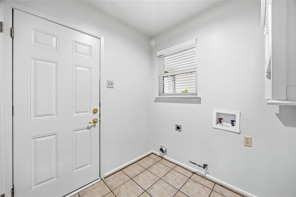 2433 Pinehurst Lane Property Photo 16