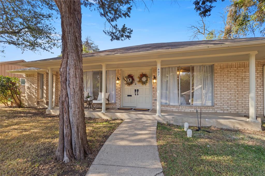 607 Parkwood Circle Property Photo 1