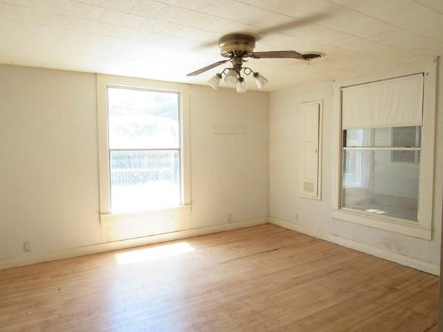 413 S Avenue G Property Photo 8