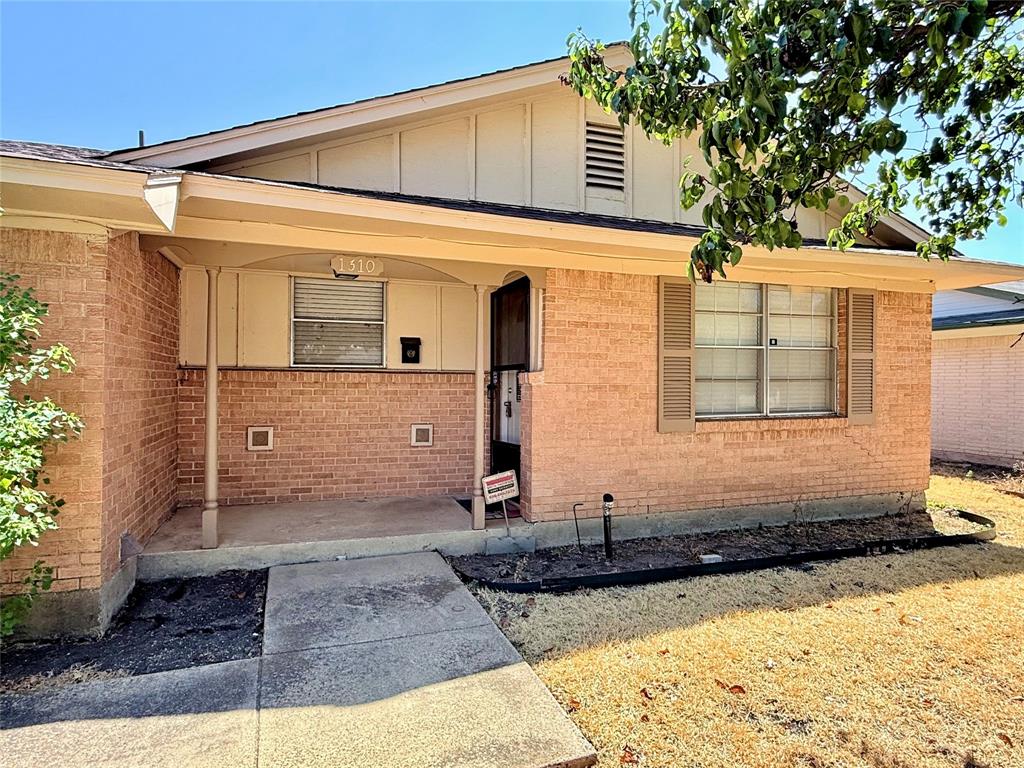 1310 Hampshire Lane Property Photo 2