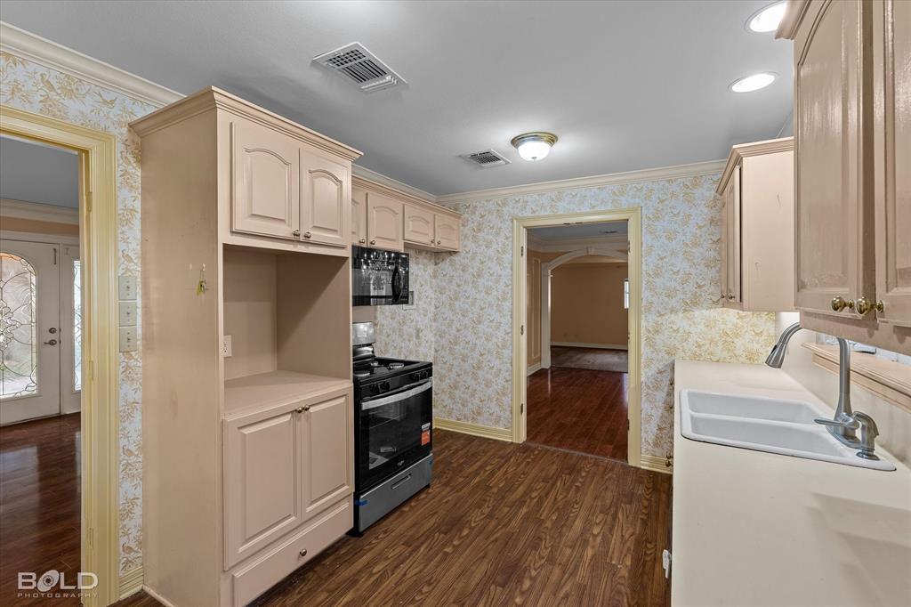 450 Albert Avenue Property Photo 14