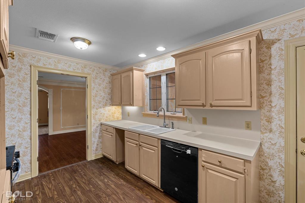 450 Albert Avenue Property Photo 15