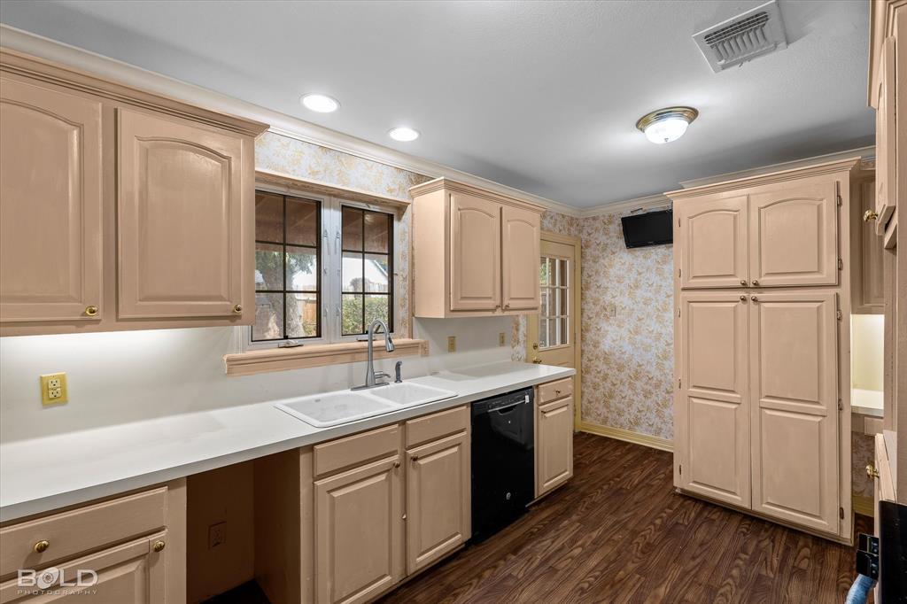 450 Albert Avenue Property Photo 16